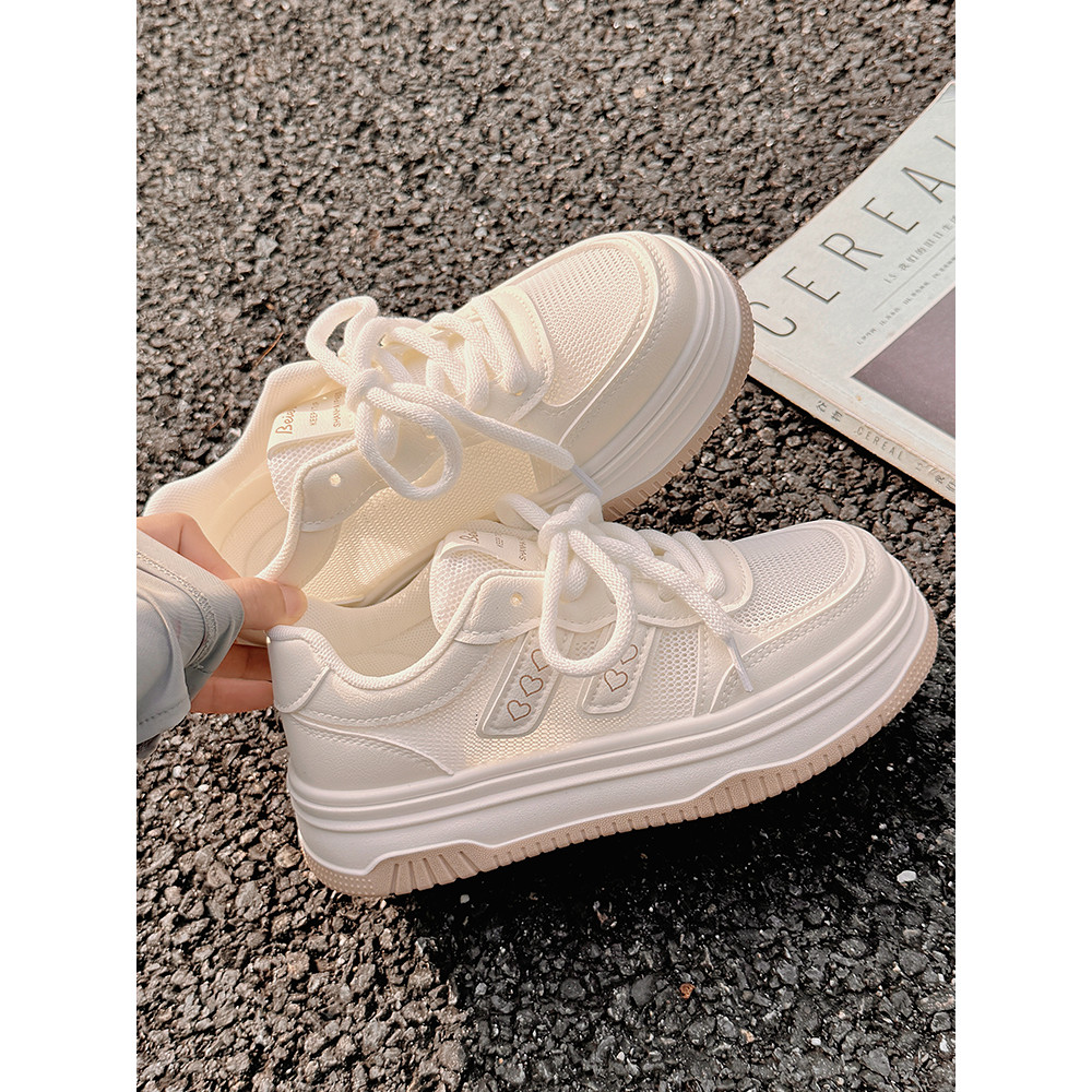 Sapatos femininos de verão pequenos sapatos brancos saias femininas 2025 novo estilo sapatos de rede de venda quente mal