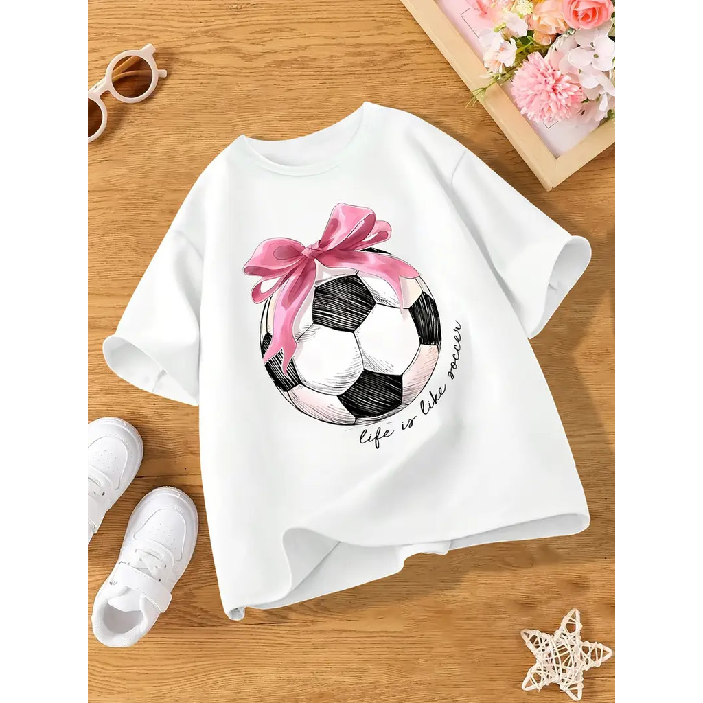 Camiseta Masculina Feminina Oversized Estampa Bola de Futebol com Laço Rosa T‑shirt Streetwear Moda Esportiva Casual