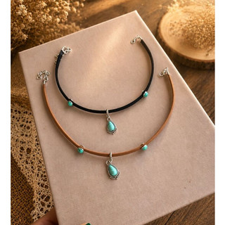 Choker Country Feminina Camurça com Pingente Gota Turquesa Gargantilha Western Cowgirl Ajustável