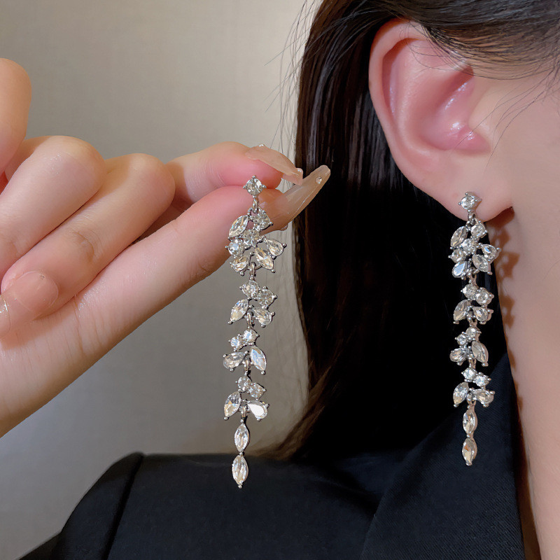 Luz de luxo borla folha brincos feminino High-End temperamento piscando diamante brincos longos 2026 novo estilo brincos