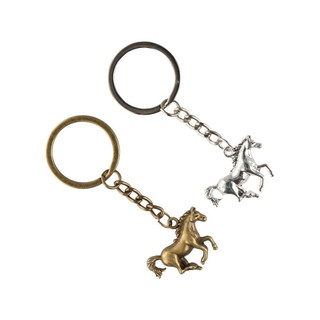 Chaveiro de metal em forma de cavalo, com um pingente de carro de corrida prateado, design exclusivo.
