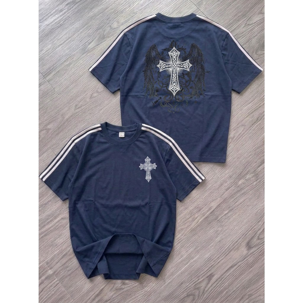 Camiseta Detalhe Manga Listrada Cruz Asas Estilo Vintage Premium