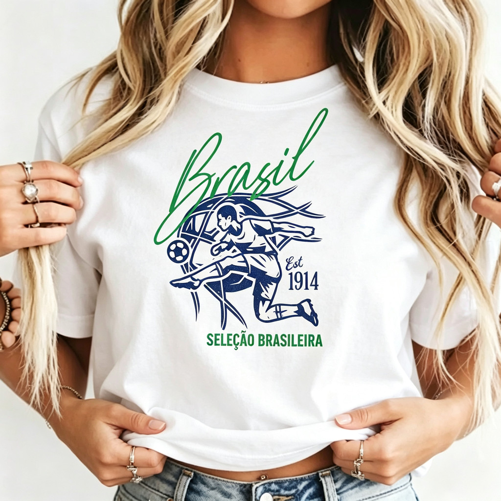 Camiseta Feminina Estampa Verde e Azul com Figura de Futebolista e Texto Brasil 2014 Seleção Brasileira Modern
