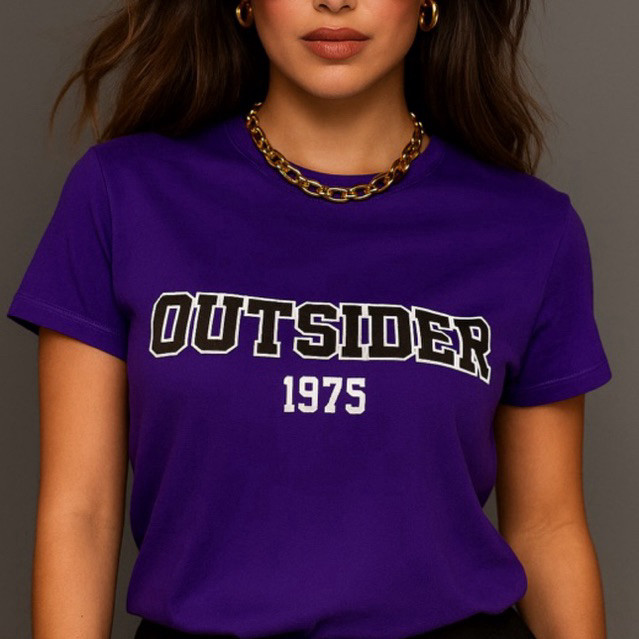 Camiseta Básica Feminina Roxa com Estampa “Outsider” –100% Algodão penteado