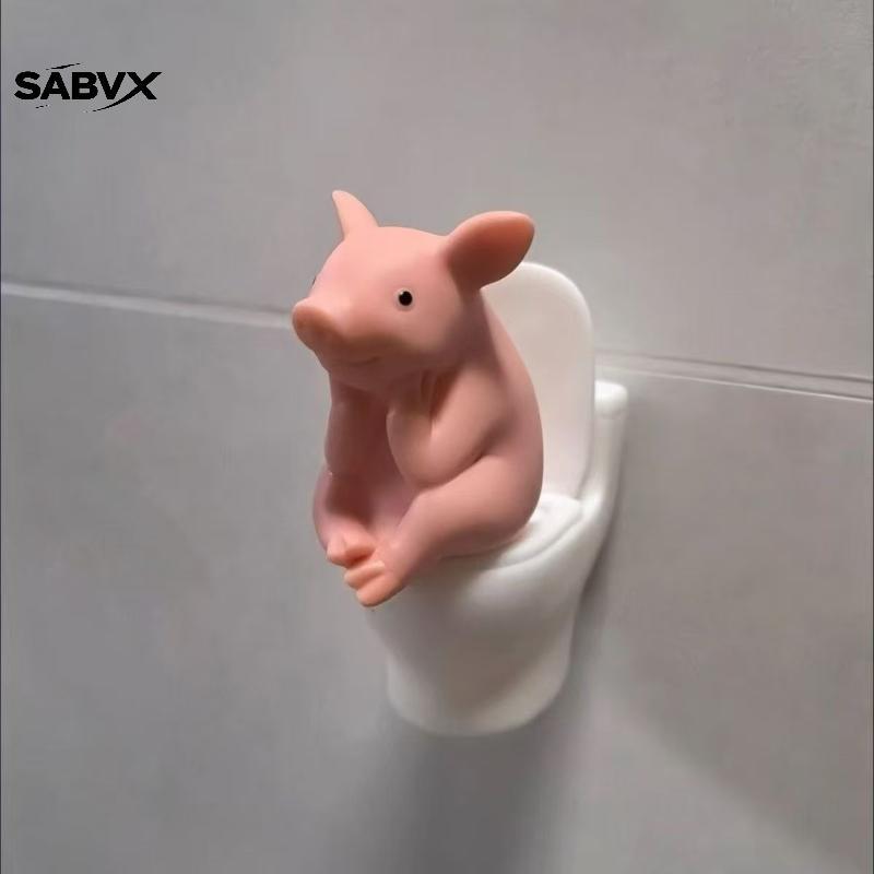 SABVX Bonito Porco Higiênico PVC Ornamento Resistente A Riscos Mesa Decoração De Montagem Na Parede 1 Pc Para Casa Banhe