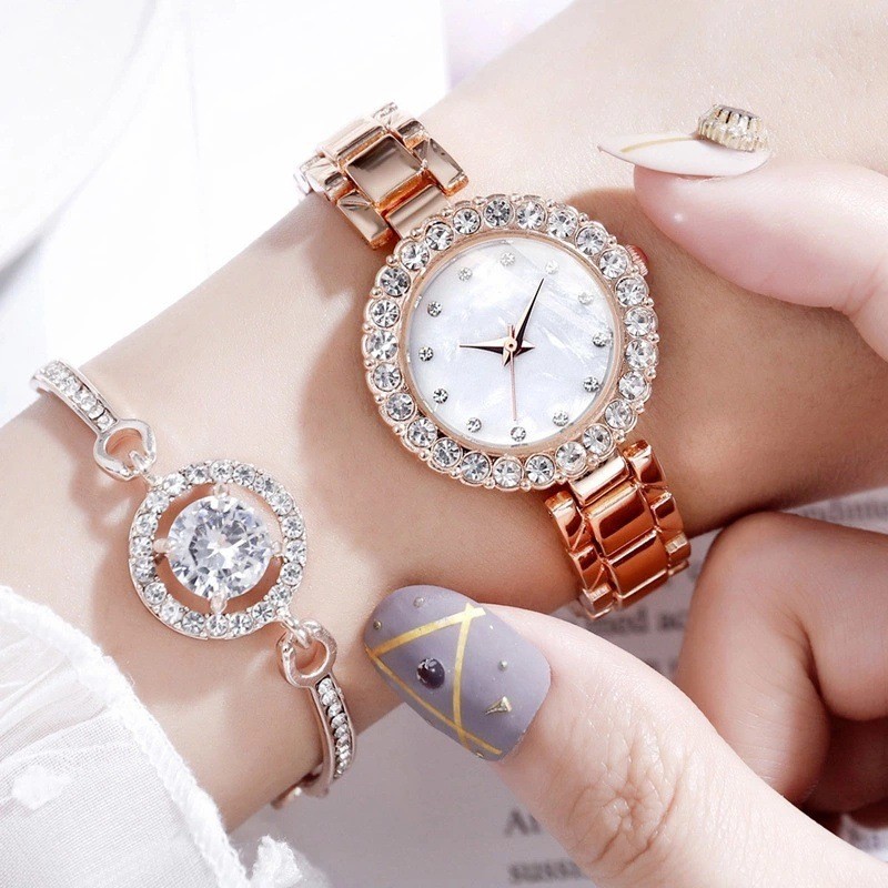 Conjunto de duas peças: pulseira e relógio feminino, moderno, elegante e versátil, com pulseira cravejada de diamantes.