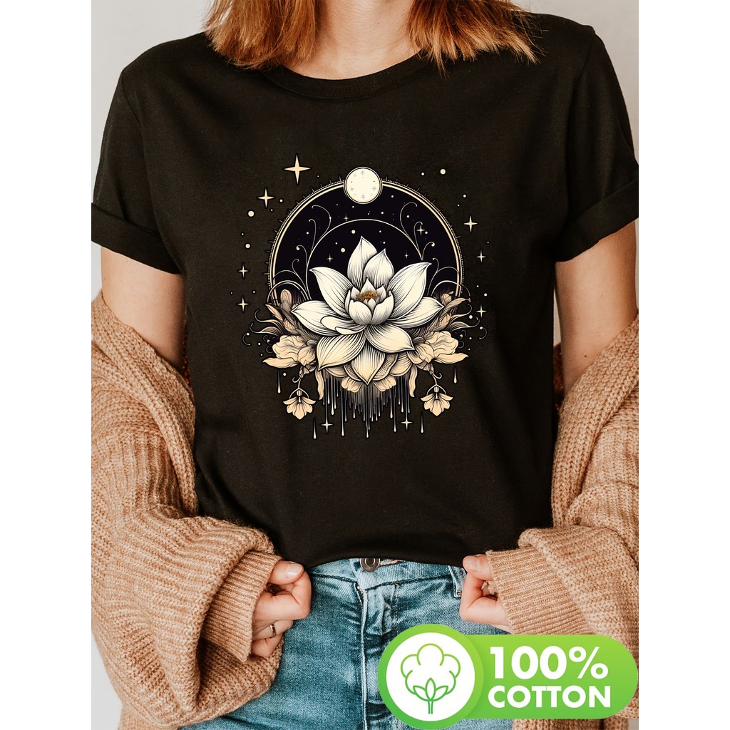 Camiseta Feminina Preta Lótus Lua Estrelas Dourado Floral Estilosa Confortável Elegante Moda Verão