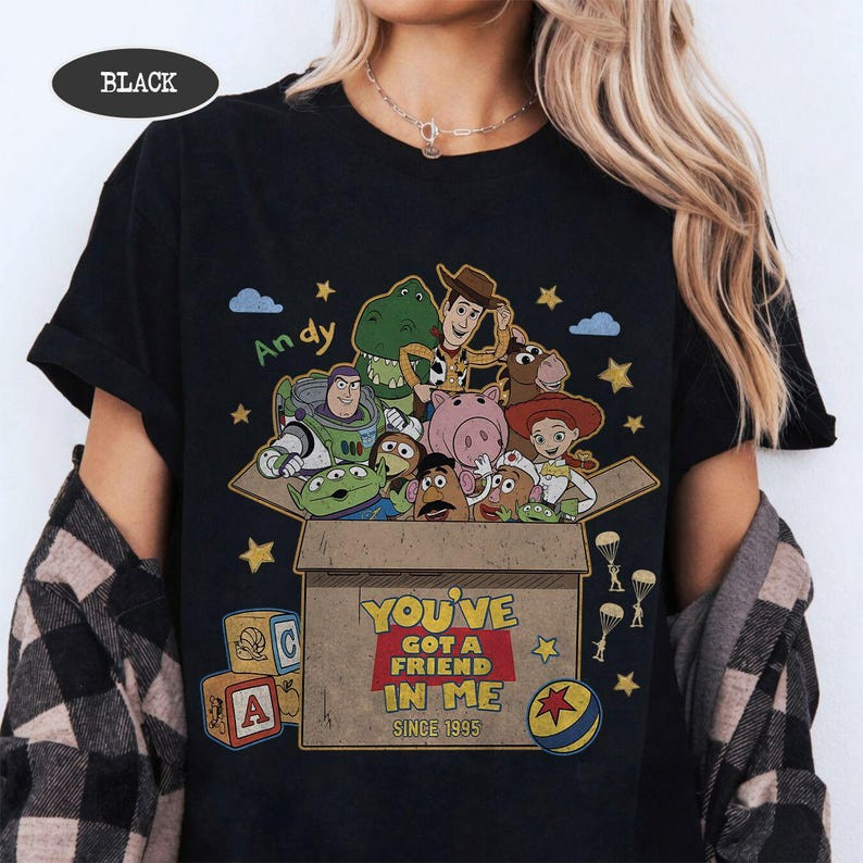 Camiseta Masculina Feminina Oversized Estampa Caixa de Brinquedos Personagens Toy Story Desde 1995 T-shirt Streetwear
