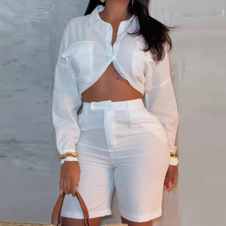 Conjunto feminino elegante de camisa cropped de manga longa solta em cor sólida e shorts de cintura alta.