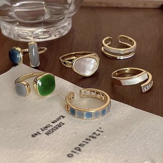 O anel apresenta um design elegante e único, com uma estética minimalista e de luxo subtil, inspirada no estilo japonês,