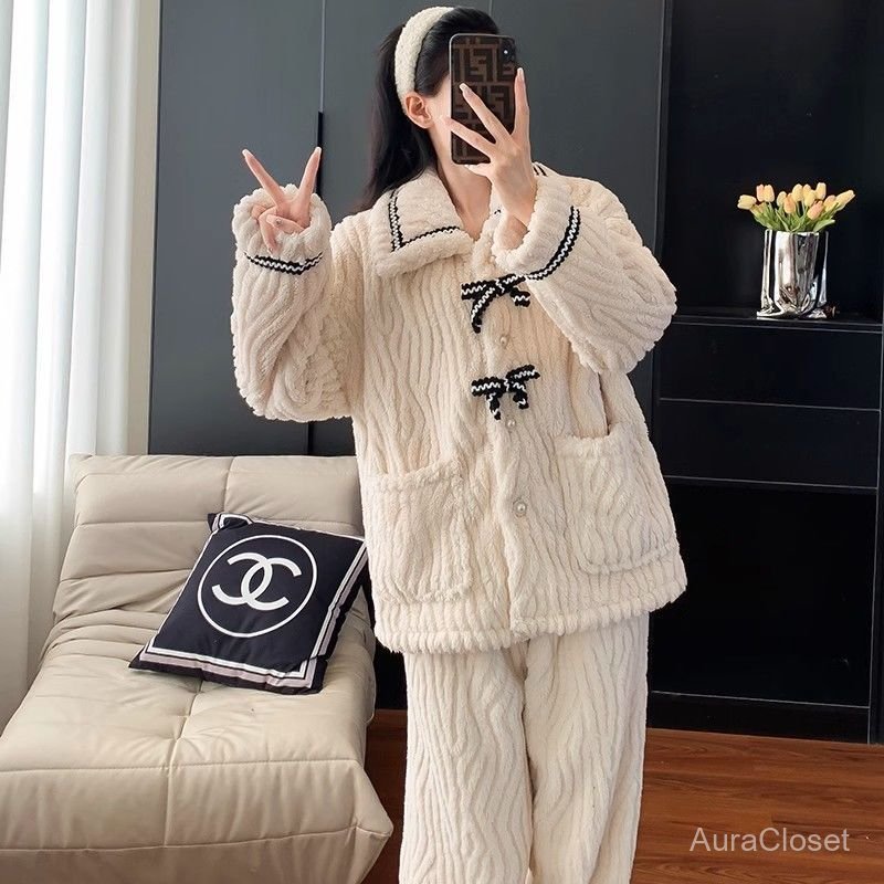 Conjunto de pijama feminino de inverno em fleece coral com laço, apresentando um design luxuoso e espesso, um cardigã de