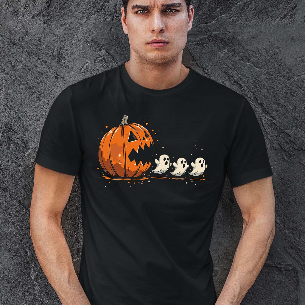 Camiseta Masculina Estampa Abóbora Jack de Halloween perseguindo três fantasminhas confortável divertida estilosa estilo