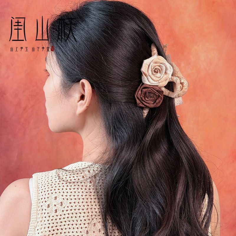 [Nuanyang Rose] Flor rosa High-End Sense Grab Clip Suave All-Match Back Head Acessórios para cabelo Grampo de cabelo de 
