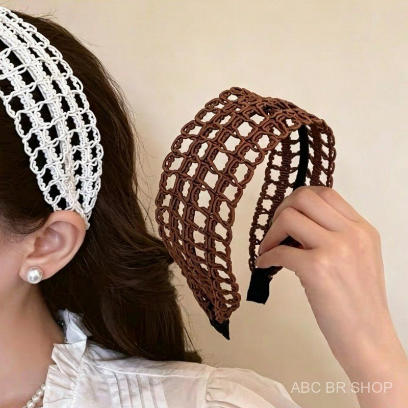 Tiara vazada estilo boêmio vintage, elegante e moderna, com design largo, acessório de cabelo feminino.