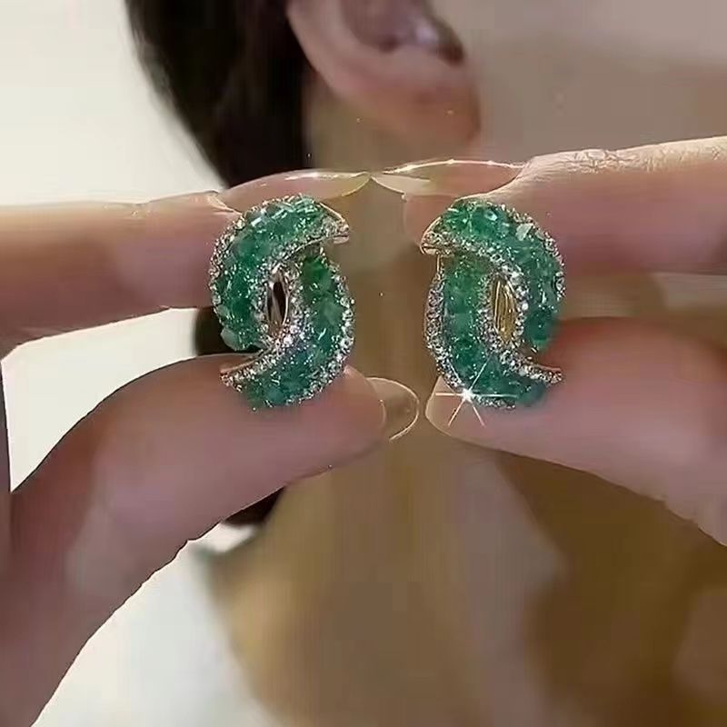 Brincos de orelhas femininos, brincos de orelhas de diamante, brincos de design elegante e compacto.