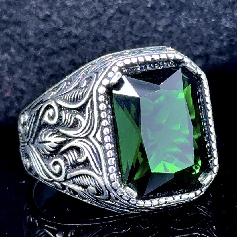 Anel masculino criativo com incrustações de diamante verde quadrado, um sucesso de vendas, com novo padrão em prata anti