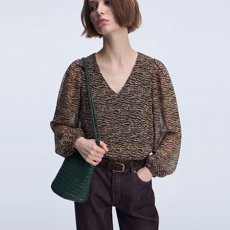 Europeu único impresso enrugado Zebra padrão Chiffon com decote em V solto manga Puff camisa primavera outono blusa de m