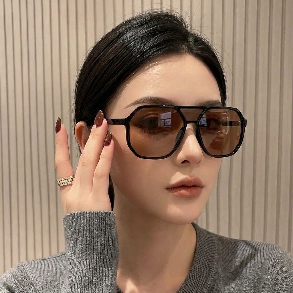 Óculos de Sol Feminino Oversized Estilo Retrô Moderno - Armação Preta e Lentes Douradas UV400