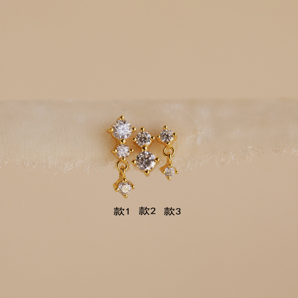 Novos brincos simples e com diamantes para uso diário feminino, conjunto versátil de três peças de brincos.