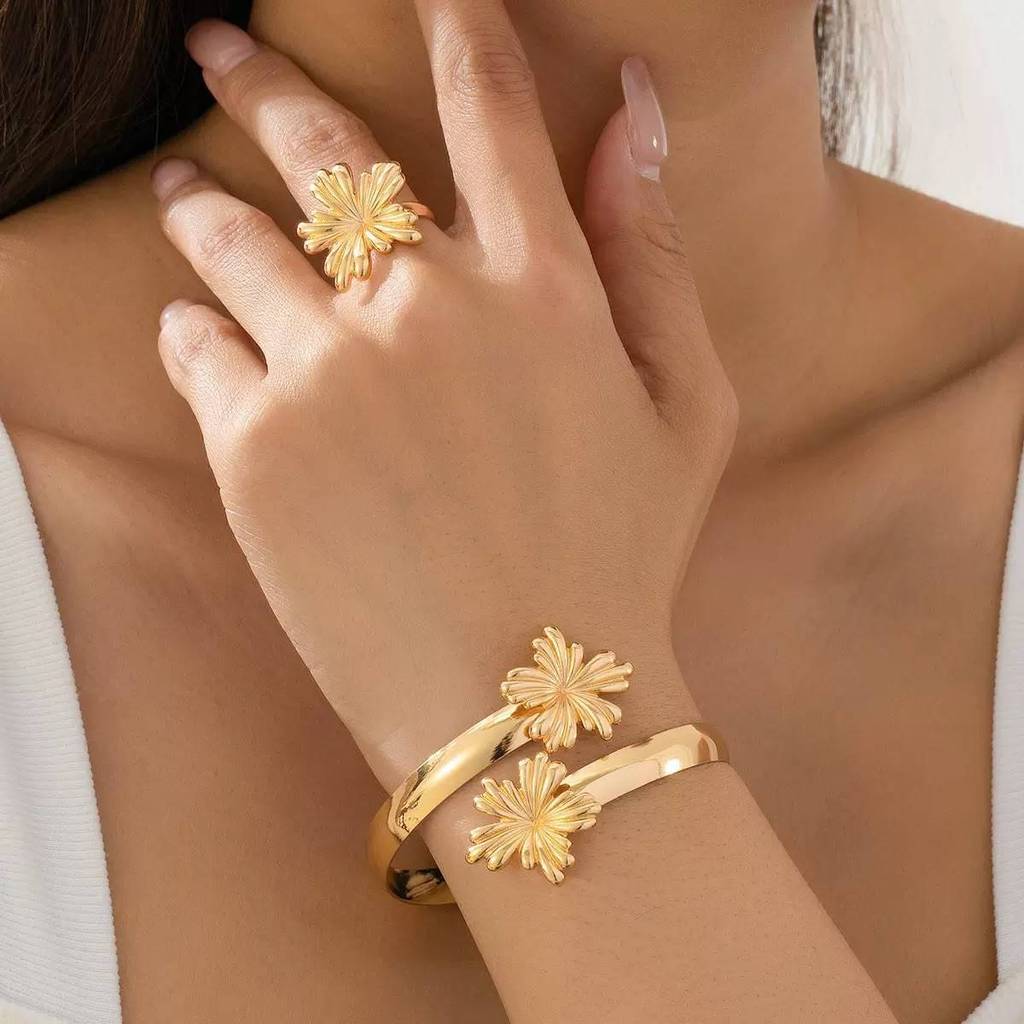 Kit Pulseira + Anel Dourada Prata Ajustável Design de Flores em Relevo Jóia Elegante para Uso Diário e Presente Feminino