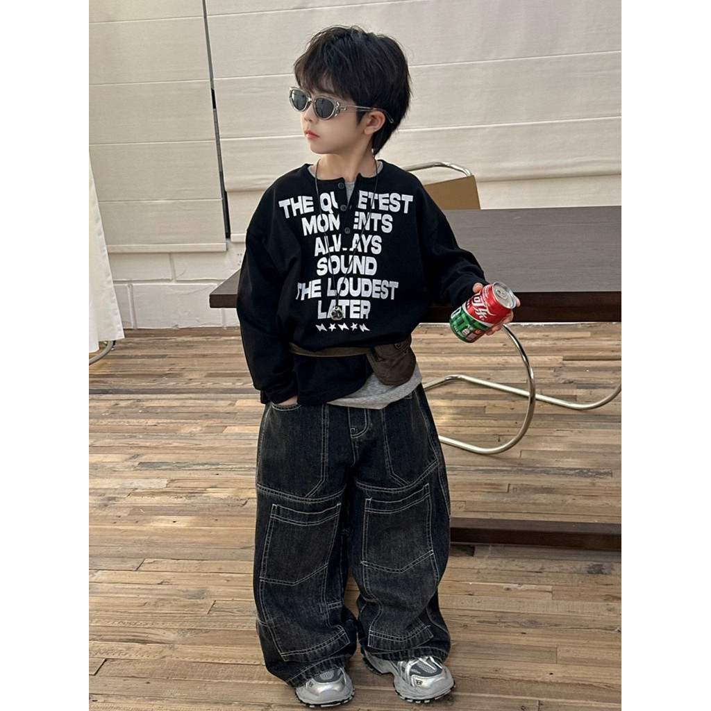 Aparência casa da mãe 2026 outono novo estilo crianças bonito carcela aberta impressa camiseta de manga comprida meninos
