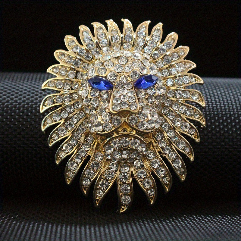 Estilo luxuoso e robusto, repleto de strass e com um majestoso broche de leão.   Dizer que homens e mulheres são neutros