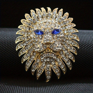 Estilo luxuoso e robusto, repleto de strass e com um majestoso broche de leão.   Dizer que homens e mulheres são neutros