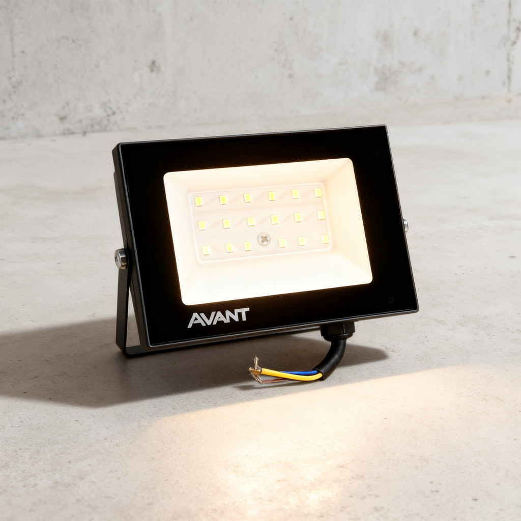 Refletor LED 30W Bivolt IP65 Branca Fria 6500K Área Externa Preto — Achadinhos Pauta