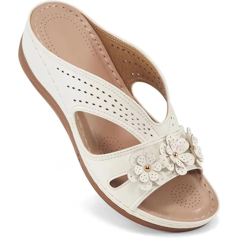 Novas chinelas casuais femininas com detalhes em flor vazada, ideais para usar na praia, confortáveis e elegantes, sandá
