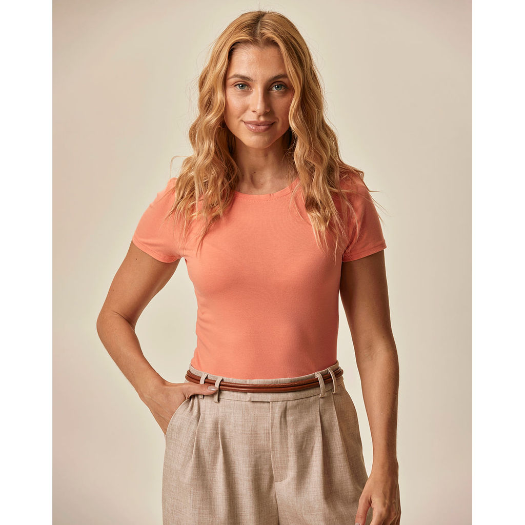 Camiseta Básica Feminina Slim Decote Redondo Em Algodão
