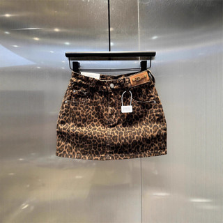Saia curta de jeans cor de café com aplicações de estampa de leopardo para uma jovem e atraente garota, novo estilo de o