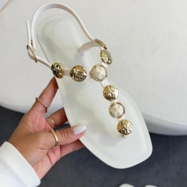 Sandália Rasteira Feminina Clara Chinelo De Dedo Pedraria Medalhas Luxo Confortável Tendência