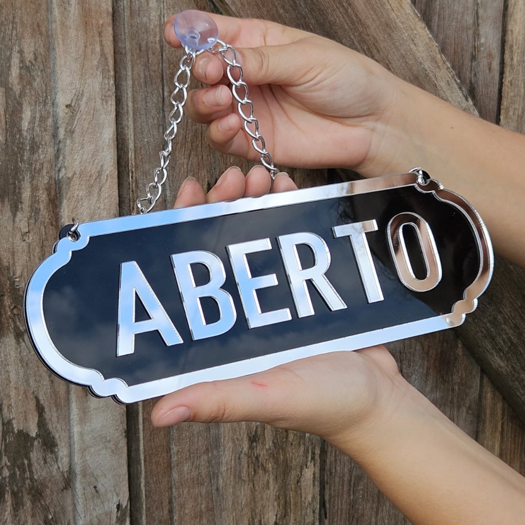 Placa em acrílico espelhado com ventosa – modelo aberto e fechado para vitrines e comércios