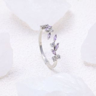 Anel feminino com microincrustações de diamantes coloridos em formato de espiga de trigo, luxo discreto com toque sofist