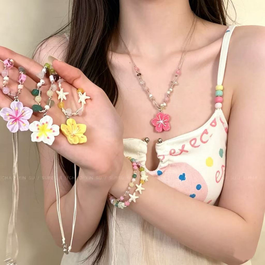 Colar com pingente de flor pequena e delicada, estilo de férias de verão à beira-mar, colar longo e delicado que combina