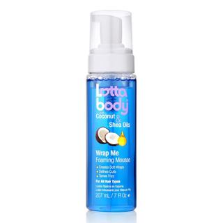 Mousse Modeladora em Espuma Lottabody com Óleo de Coco e Manteiga de Karité oferece fixação suave e é adequada para cabe