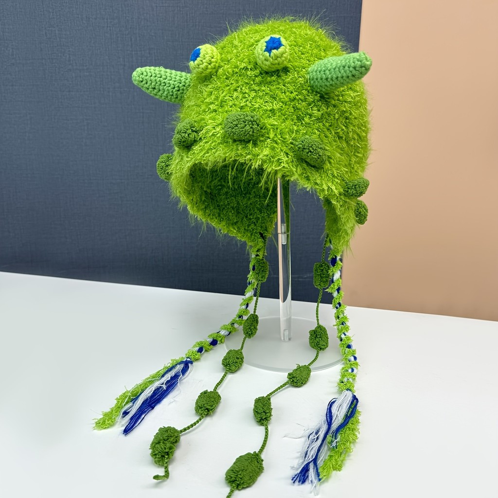 Um gorro de pelúcia travesso, um adorável gorro de inverno com uma única trança longa e um pompom decorativo de cor alea