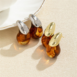 Brincos de resina marrom estilo gota, design vintage, modelo feminino, com design único que realça o bom gosto, acessóri