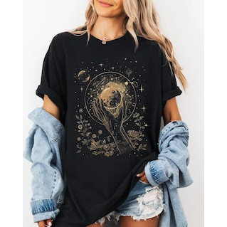 Camiseta Feminina Estampa de Boneco com Lua e Estrelas Moderna Confortável Estilosa Moda Feminina Casual