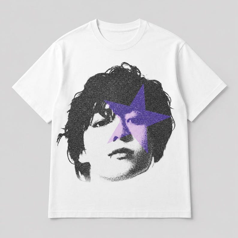 Camiseta Feminina Estampa de Cara com Estrela Violeta Moderna Confortável Estilosa Moda Feminina Casual