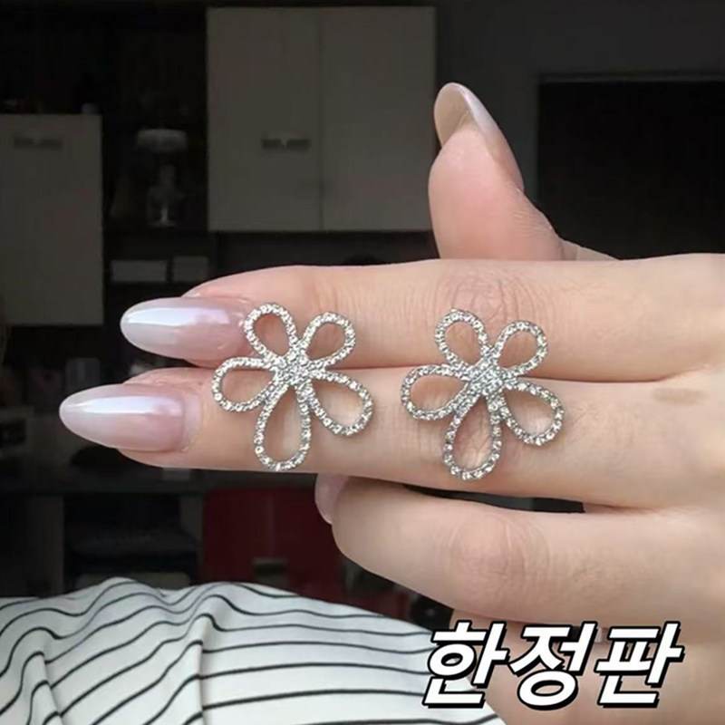 Estilo coreano cheio de diamante oco flor brincos feminino luz luxo nicho High-End brincos Design elegante brincos exclu