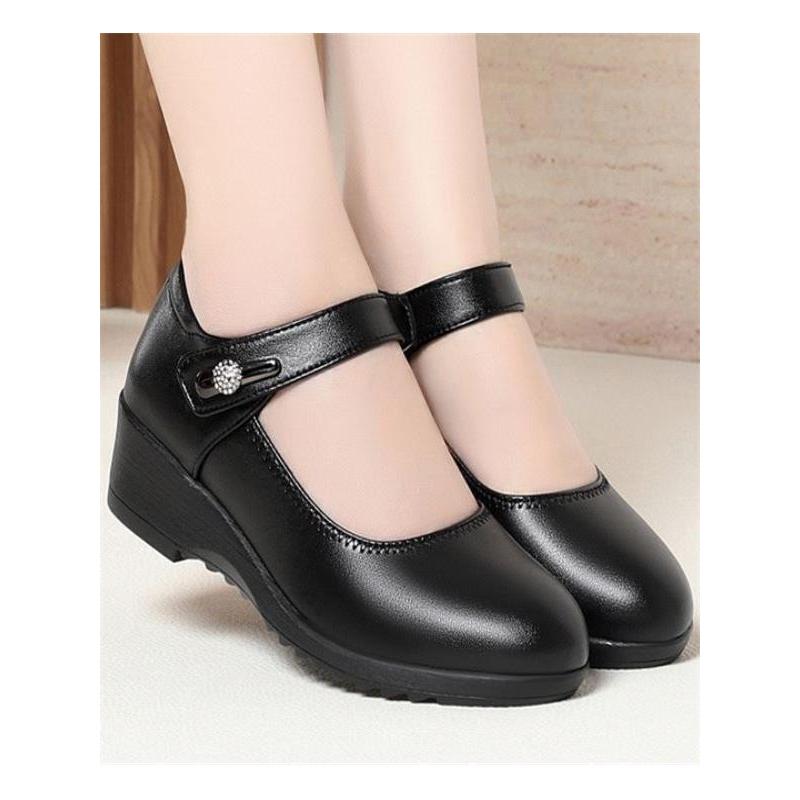 2026 primavera mãe sapatos de sola macia confortável salto cunha boca rasa sapatos femininos de meia-idade idosos mãe sa