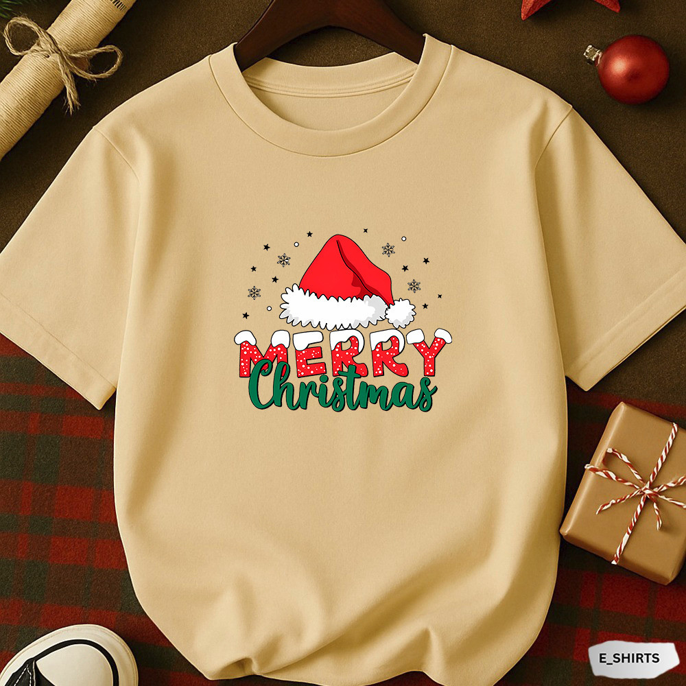 Camiseta Basica Unissex Merry Christmas Natalina com Gorro do Papai Noel e Letras Coloridas