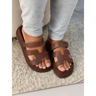 Papete flat tratorada feminina marrom para usar no dia a dia