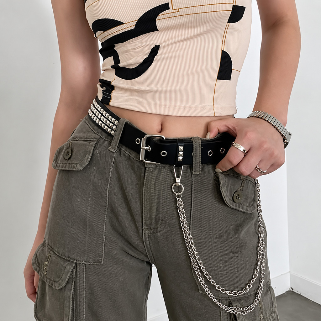 Cinto Feminino Estilo Punk com Rebites Quadrados Fivela Metálica e Comprimento 118cm