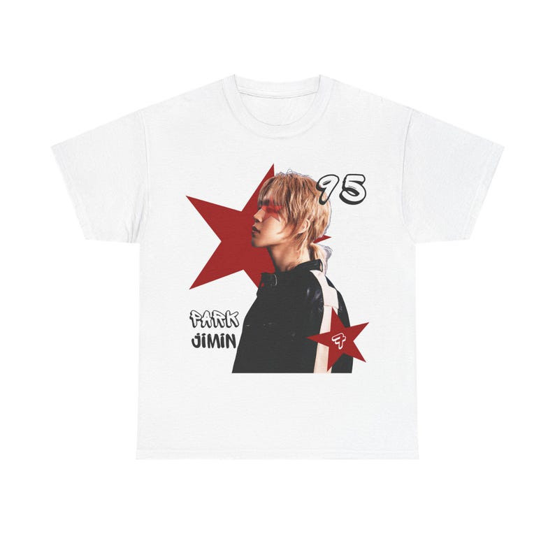 Camiseta Feminina Estampa Figura com Estrelas Vermelhas Moderna Confortável Atemporal Tendência