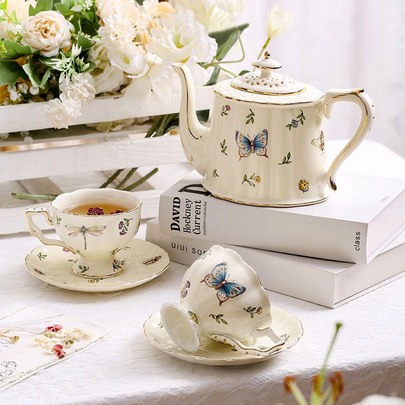 Conjunto de xícaras de café retrô europeu em cor creme, xícara e pires de cerâmica francesa, conjunto de chá da tarde in
