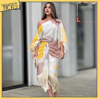 Conjunto de 2 peças: blusa e saia feminina, com um ombro só, mangas longas estilo lanterna, detalhes em franjas, cintura