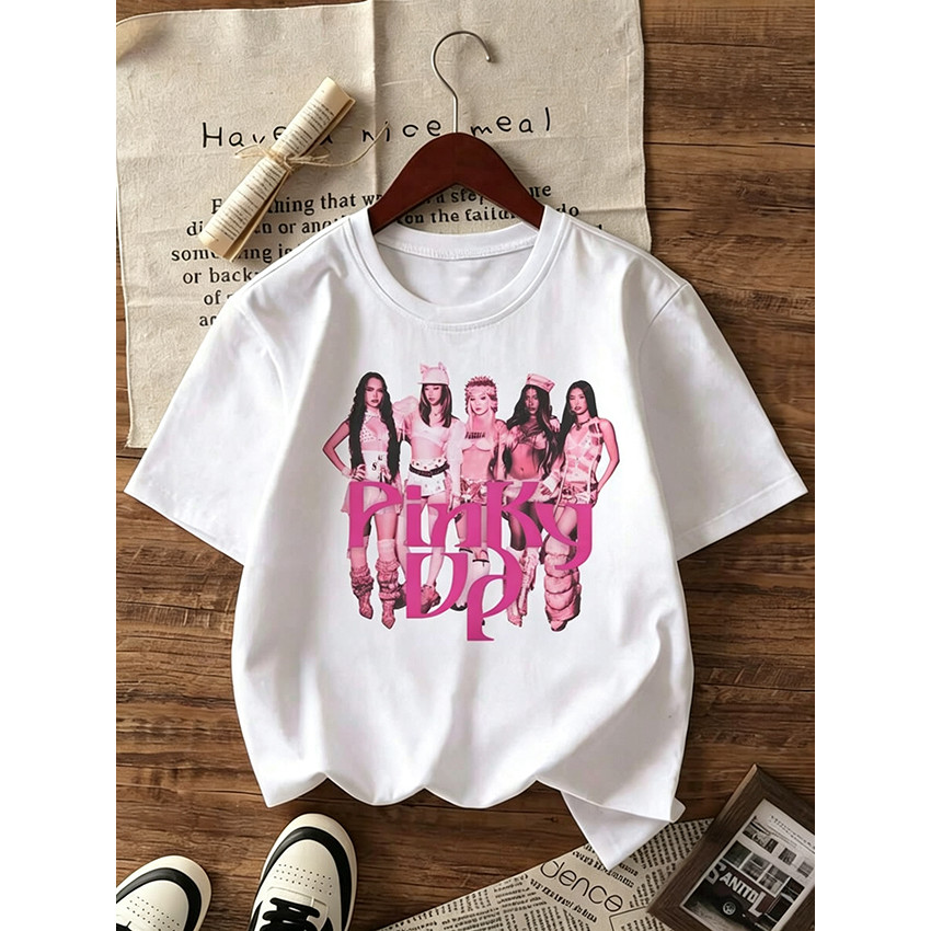 Camiseta Masculina Feminina Oversized Estampa Katseye Pink Up Foto Tonalidade Rosa Grupo Feminino Camiseta Unissex
