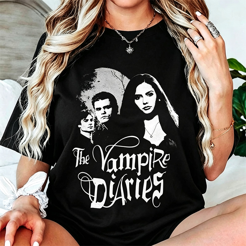 Camiseta Feminina Oversized Diários de um Vampiro Estampa Personagens Série, Gótico Preto e Branco Confortável